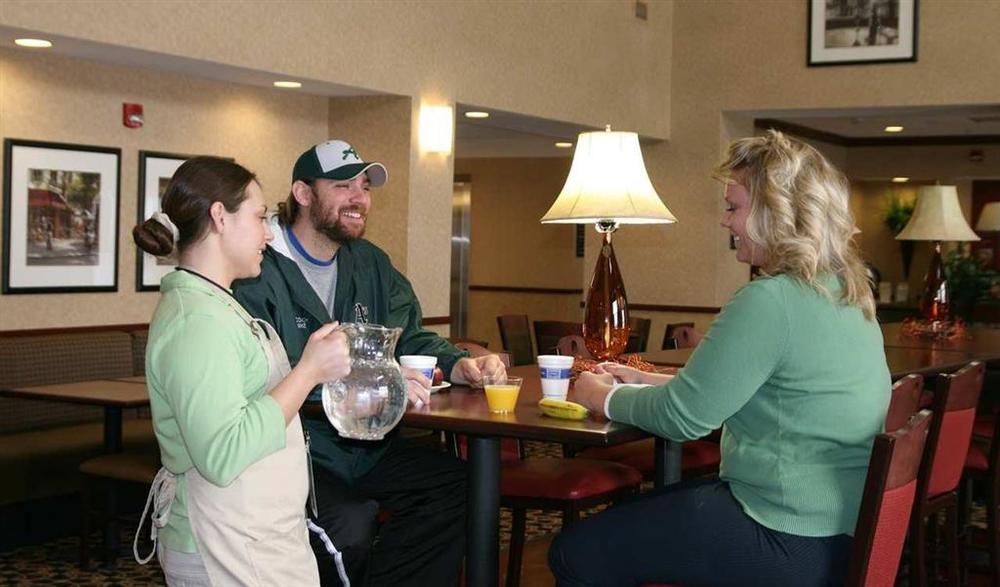 Hampton Inn & Suites Toledo-Perrysburg Rossford Restaurant photo