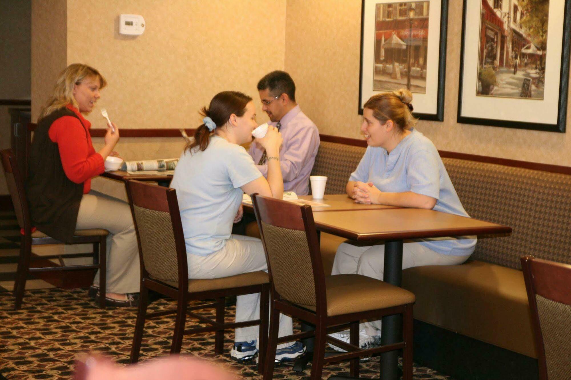 Hampton Inn & Suites Toledo-Perrysburg Rossford Restaurant photo